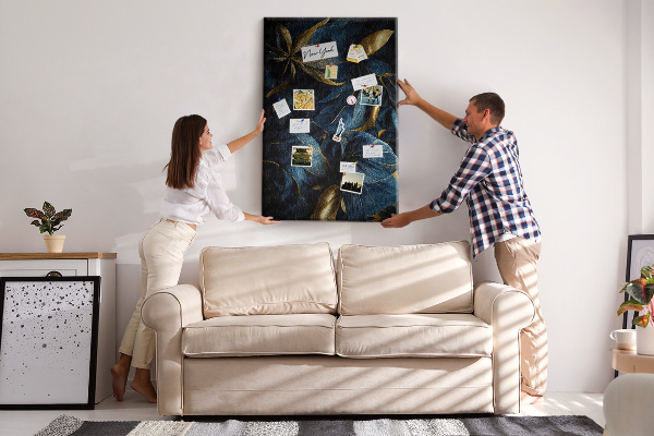 Bedruckte Korkplatte mit goldenen Blättern auf dunklem Hintergrund
