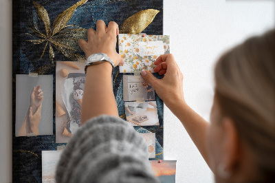 Bedruckte Korkplatte mit goldenen Blättern auf dunklem Hintergrund