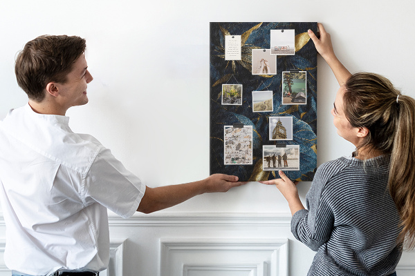 Bedruckte Korkplatte mit goldenen Blättern auf dunklem Hintergrund