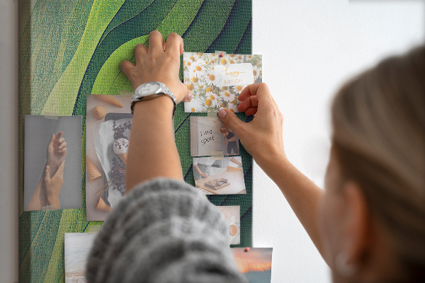 Kork-Pinnwand mit Motiv aus sanften grünen Blätterwellen