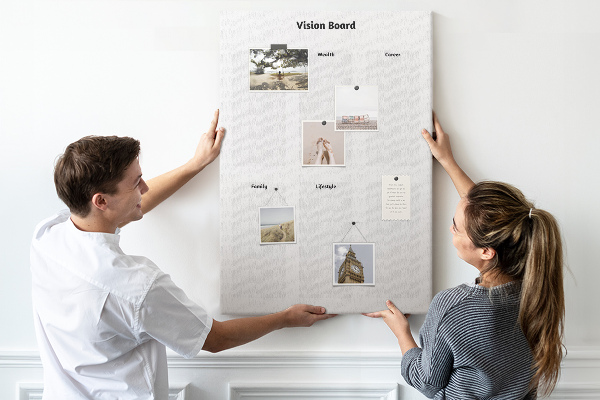 Bedruckte Korkplatte als Visionboard mit leeren Abschnitten