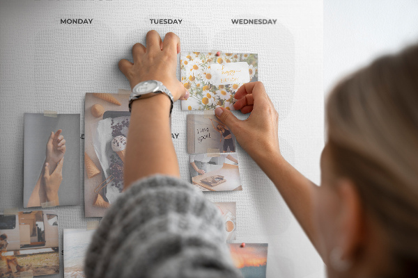 Wochenplaner mit leeren Feldern zur Wandmontage