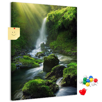 Bedruckte Korkplatte grünes Tal mit Wasserfall und Bach
