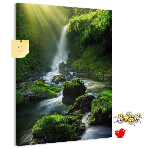 Bedruckte Korkplatte grünes Tal mit Wasserfall und Bach