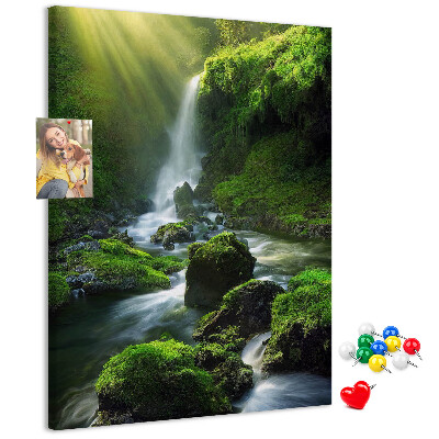 Bedruckte Korkplatte grünes Tal mit Wasserfall und Bach