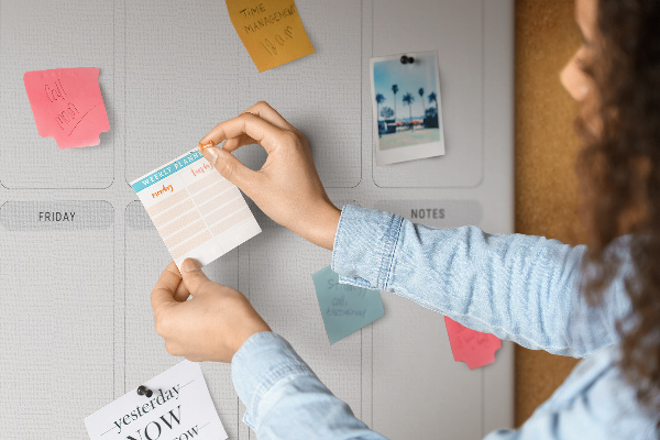 Wochenplaner mit Platz für Notizen als Pinnwand