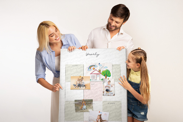 Bedruckte Korkplatte Jahresplaner im minimalistischen Design