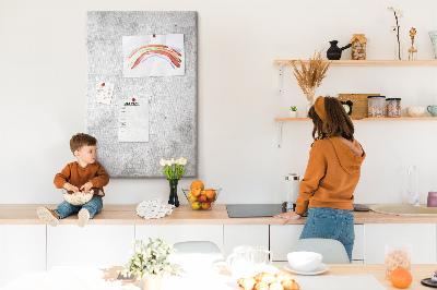 Pinnwand in minimalistischem Grau mit Betonstruktur