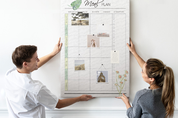 Kork-Pinnwand mit floralem Speiseplan-Design
