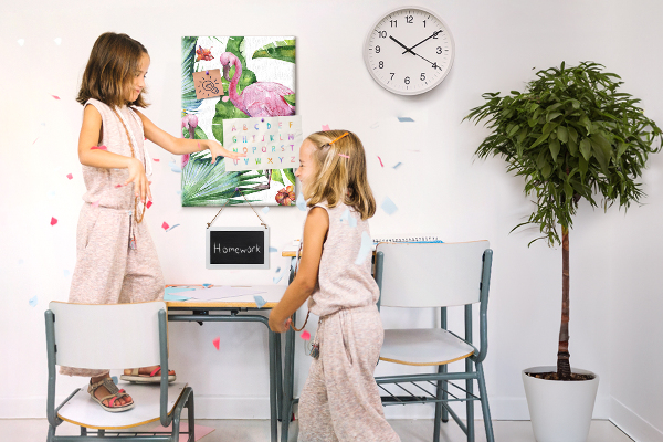 Bedruckte Korkplatte mit Motiv fröhliche Flamingos in tropischer Umgebung