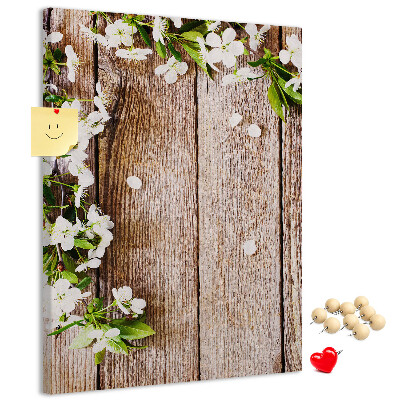 Pinnwand mit Motiv Blumen auf einem Hintergrund aus Holzbrettern