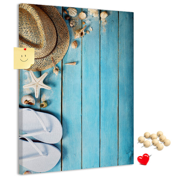Bedruckte Korkplatte mit Motiv Sommeraccessoires auf blauem Holzgrund