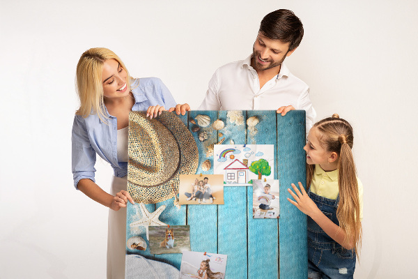 Bedruckte Korkplatte mit Motiv Sommeraccessoires auf blauem Holzgrund