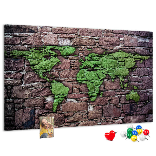 Korktafel mit Motiv einer grünen Weltkarte auf einer Steinmauer