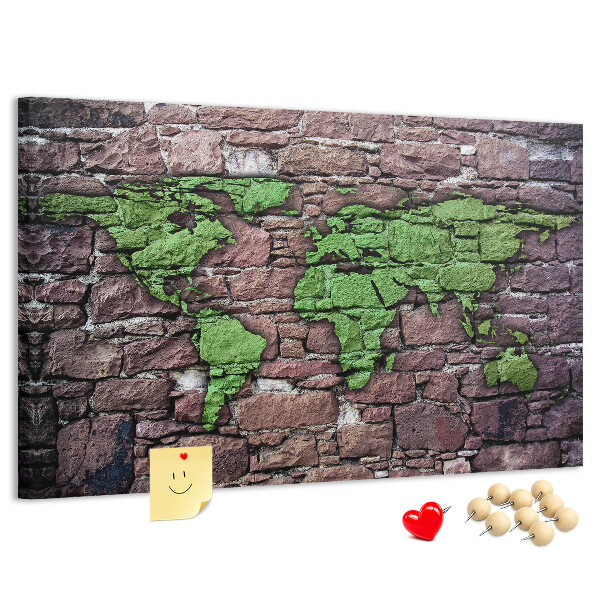 Korktafel mit Motiv einer grünen Weltkarte auf einer Steinmauer