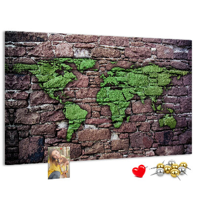 Korktafel mit Motiv einer grünen Weltkarte auf einer Steinmauer