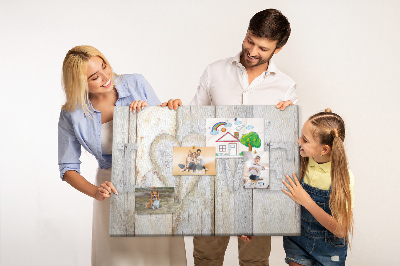 Korkbild mit dem Wort Liebe als Holzplakette