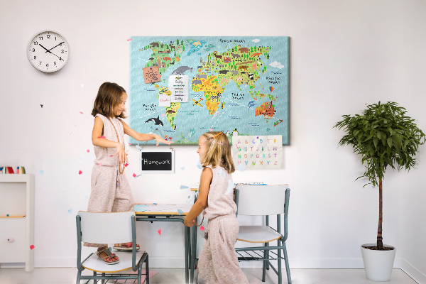 Korktafel bunte Weltkarte mit Tieren und Kontinenten