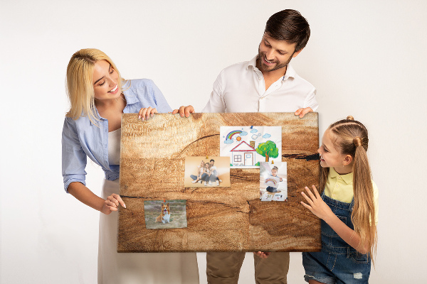 Bilder mit Korkrückwand mit natürlicher Holzmaserung in warmen Farbtönen