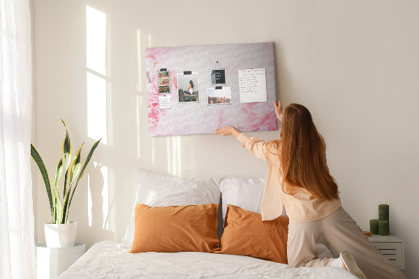 Korktafel mit Motiv zarte rosa Blüten auf hellem Hintergrund