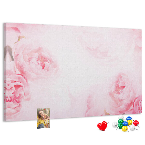 Korktafel mit Motiv zarte rosa Blüten auf hellem Hintergrund