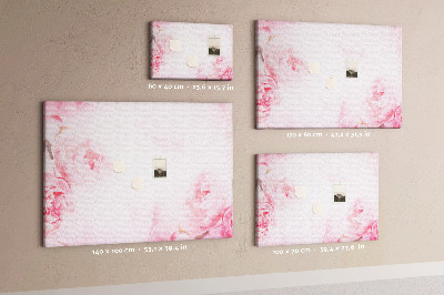 Korktafel mit Motiv zarte rosa Blüten auf hellem Hintergrund