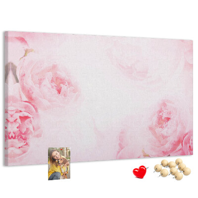 Korktafel mit Motiv zarte rosa Blüten auf hellem Hintergrund