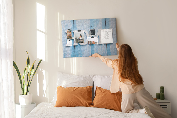Korktafel mit stilvollem HOME-Schriftzug auf blauem Hintergrund
