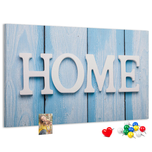 Korktafel mit stilvollem HOME-Schriftzug auf blauem Hintergrund