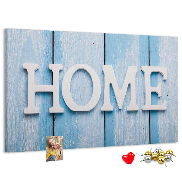 Korktafel mit stilvollem HOME-Schriftzug auf blauem Hintergrund