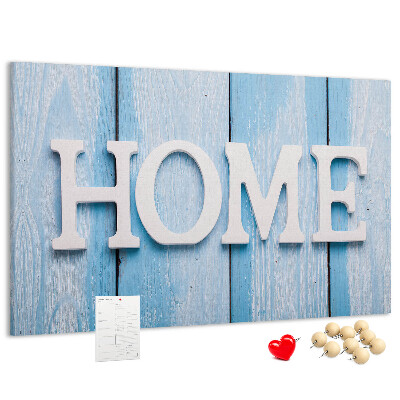 Korktafel mit stilvollem HOME-Schriftzug auf blauem Hintergrund