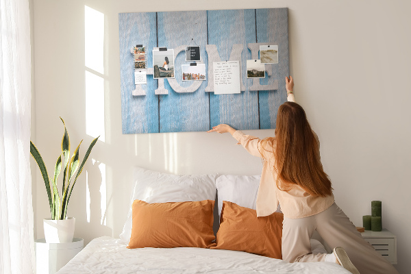 Korktafel mit stilvollem HOME-Schriftzug auf blauem Hintergrund