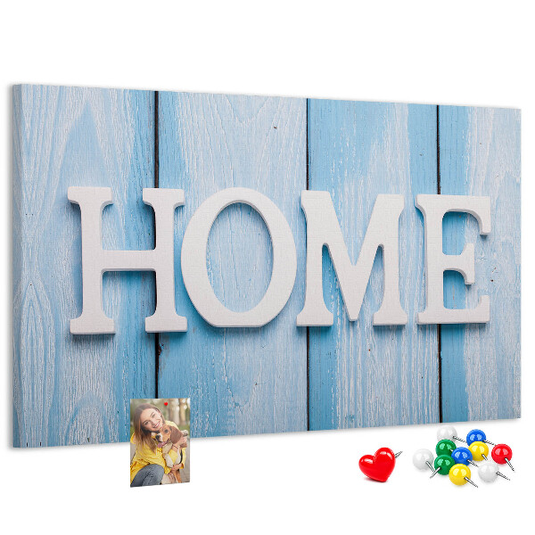 Korktafel mit stilvollem HOME-Schriftzug auf blauem Hintergrund