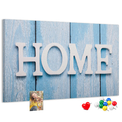 Korktafel mit stilvollem HOME-Schriftzug auf blauem Hintergrund