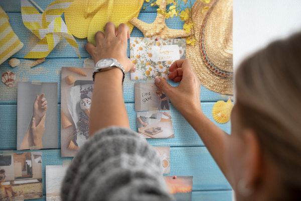 Wandbild mit Korkrückwand Sommer am Strand mit farbenfrohen Accessoires