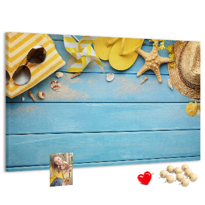 Wandbild mit Korkrückwand Sommer am Strand mit farbenfrohen Accessoires