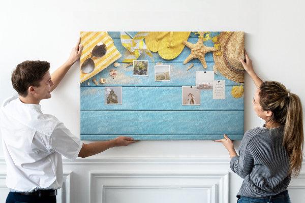 Wandbild mit Korkrückwand Sommer am Strand mit farbenfrohen Accessoires