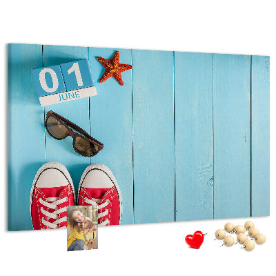 Korktafel mit Motiv Sommererinnerungen auf blauem Hintergrund