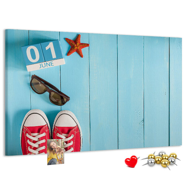 Korktafel mit Motiv Sommererinnerungen auf blauem Hintergrund