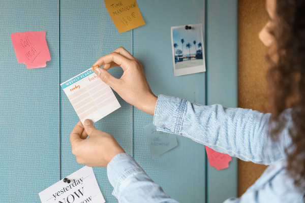 Korktafel mit Motiv Sommererinnerungen auf blauem Hintergrund