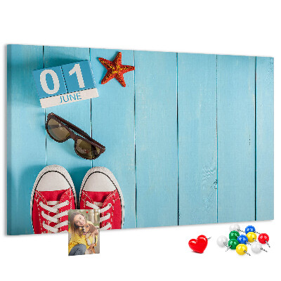 Korktafel mit Motiv Sommererinnerungen auf blauem Hintergrund