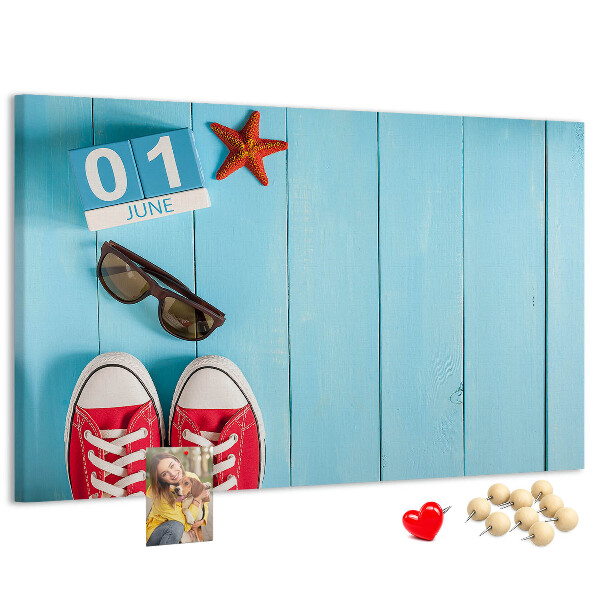 Korktafel mit Motiv Sommererinnerungen auf blauem Hintergrund