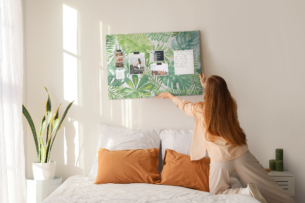 Kork-Pinnwand mit Aquarell-Motiv grüner tropischer Blätter