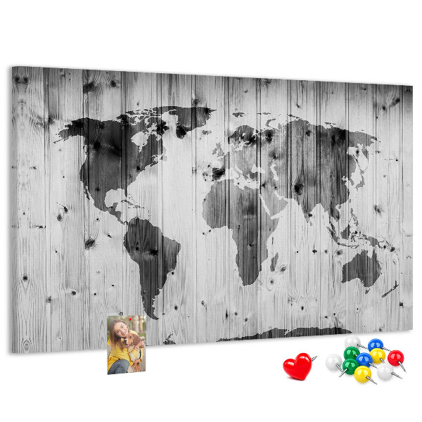 Weltkarte mit Korkrückwand auf einem Hintergrund aus Holzbrettern