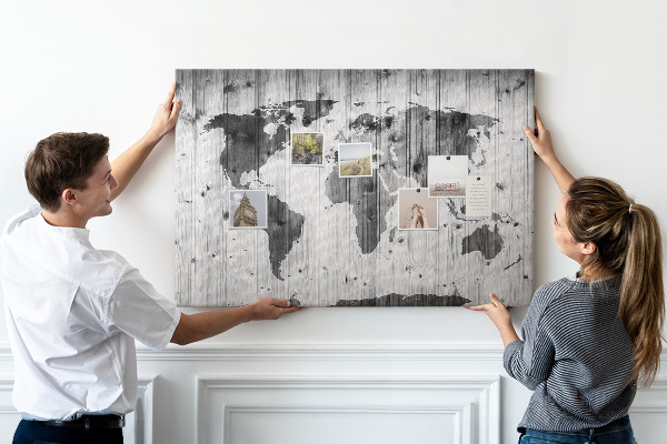 Weltkarte mit Korkrückwand auf einem Hintergrund aus Holzbrettern