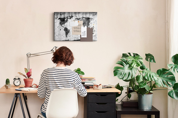 Weltkarte mit Korkrückwand auf einem Hintergrund aus Holzbrettern