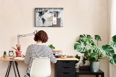 Weltkarte mit Korkrückwand auf einem Hintergrund aus Holzbrettern