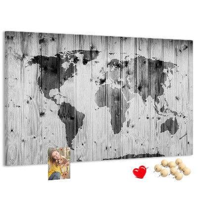 Weltkarte mit Korkrückwand auf einem Hintergrund aus Holzbrettern