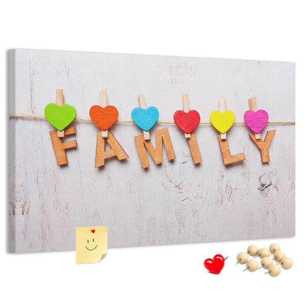 Korktafel mit Familienherzen auf Holzgrund