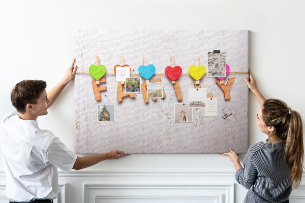 Korktafel mit Familienherzen auf Holzgrund